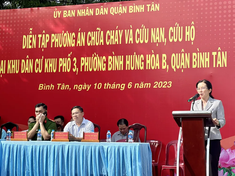 Phó Chủ tịch UBND quận Bình Tân Nguyễn Thị Ngọc Diệu phát biểu chỉ đạo tại buổi diễn tập. Ảnh: CHÍ THẠCH