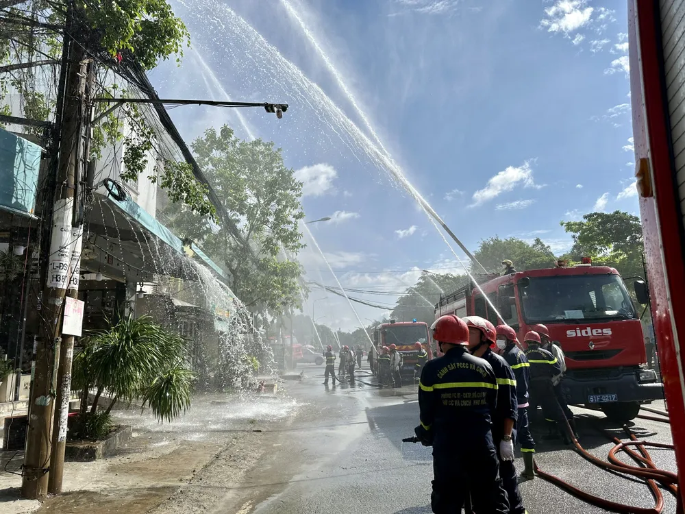 Lực lượng chức năng chữa cháy tại hiện trường. Ảnh: CHÍ THẠCH