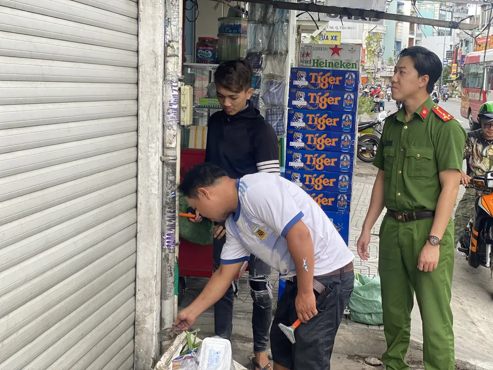 Công an đưa nhóm dán quảng cáo hút hầm cầu ở quận Tân Bình ra tận hiện trường để bóc, tháo gỡ quảng cáo bẩn do chính các đối tượng dán