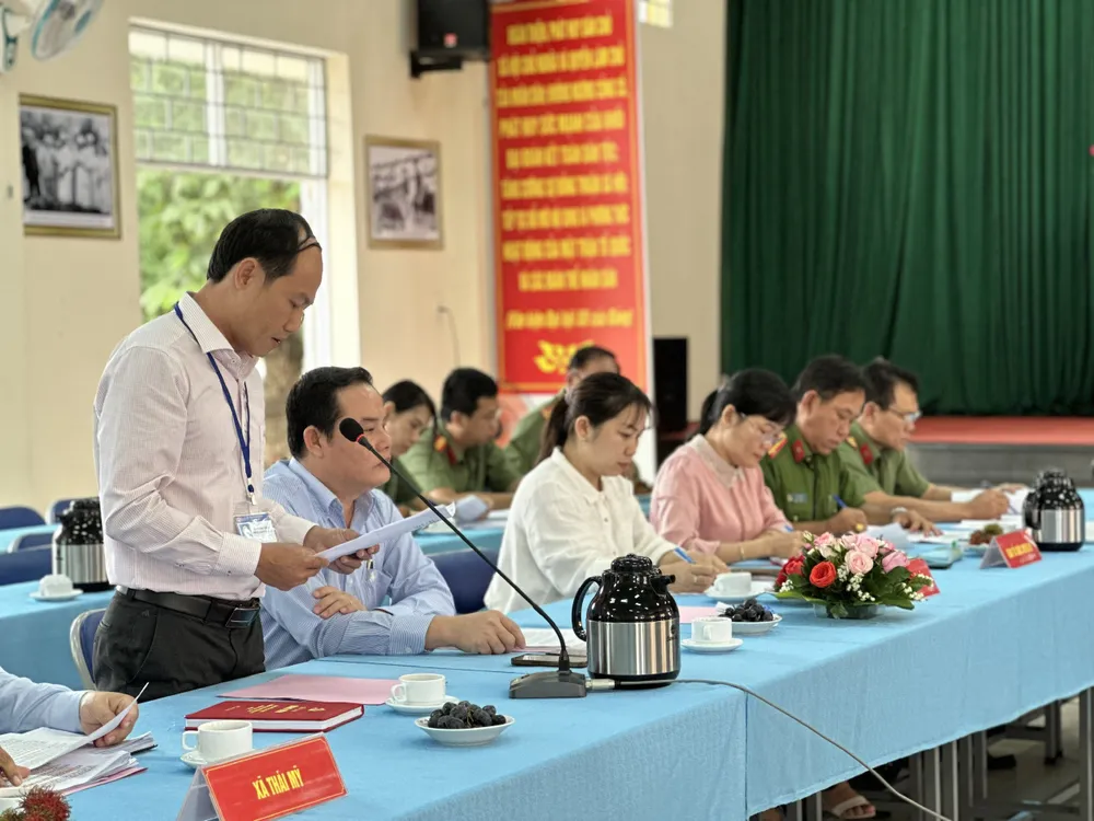 Phó Bí thư Thường trực Đảng ủy, Chủ tịch UBND xã Thái Mỹ Lê Khánh Toàn báo cáo với đoàn. Ảnh: CHÍ THẠCH