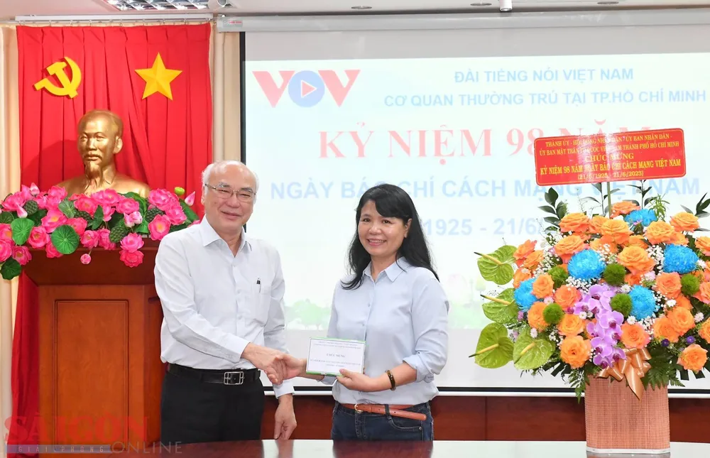 Trưởng Ban Tuyên giáo Thành ủy TPHCM Phan Nguyễn Như Khuê thăm và chúc mừng cơ quan thường trú Đài tiếng nói Việt Nam tại TPHCM. Ảnh: VIỆT DŨNG