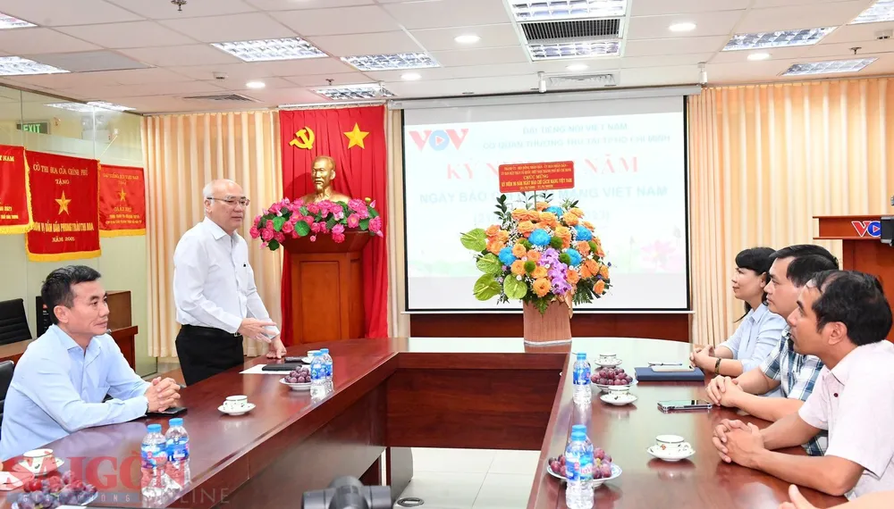 Trưởng Ban Tuyên giáo Thành ủy TPHCM Phan Nguyễn Như Khuê thăm, chúc mừng lãnh đạo, nhân viên, phóng viên của cơ quan thường trú Đài tiếng nói Việt Nam tại TPHCM. Ảnh: VIỆT DŨNG