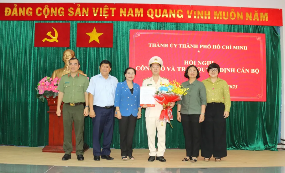 Lãnh đạo các đơn vị chúc mừng đồng chí Huỳnh Trung Phong, Trưởng Công an quận 5 Lãnh đạo các đơn vị chúc mừng đồng chí Huỳnh Trung Phong, Trưởng Công an quận 5