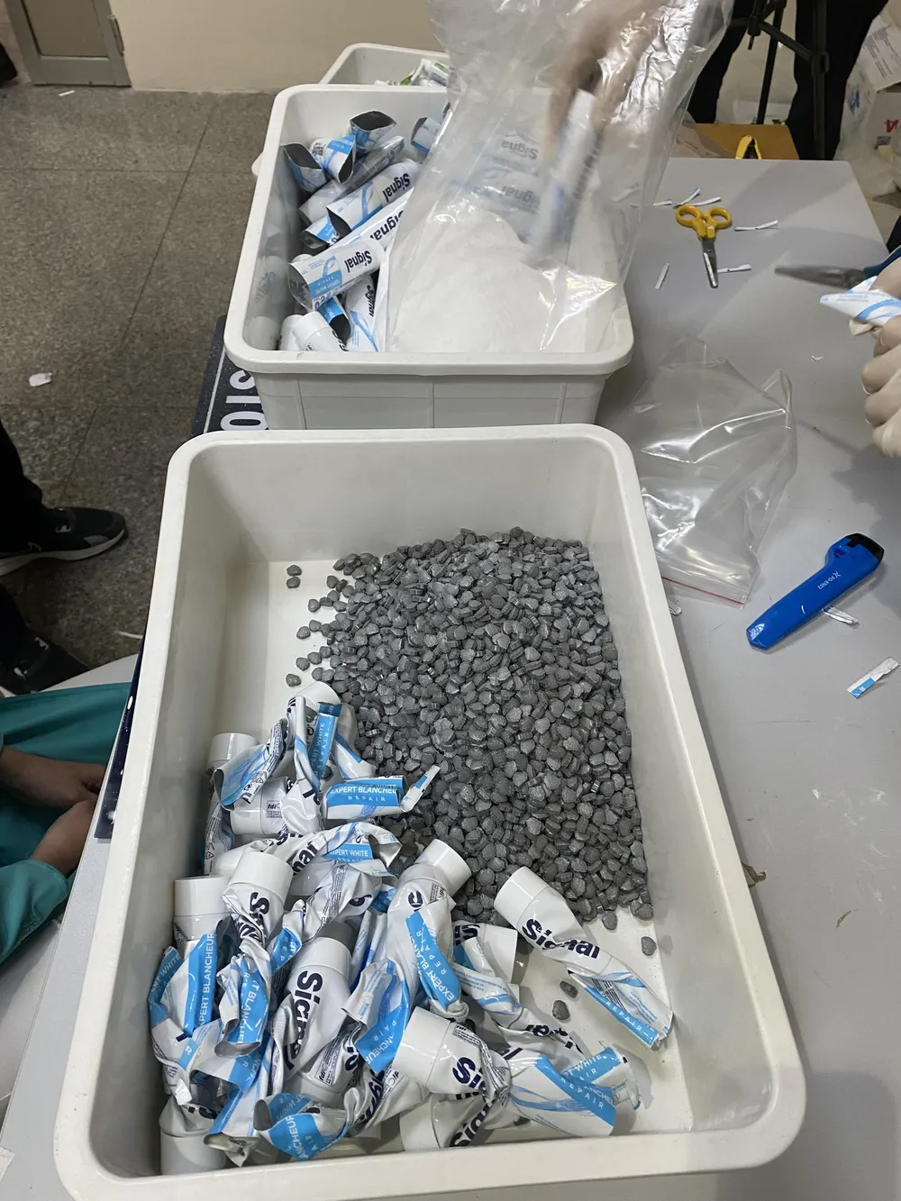 Ma túy nguỵ trang giấu trong kem đánh răng thu giữ