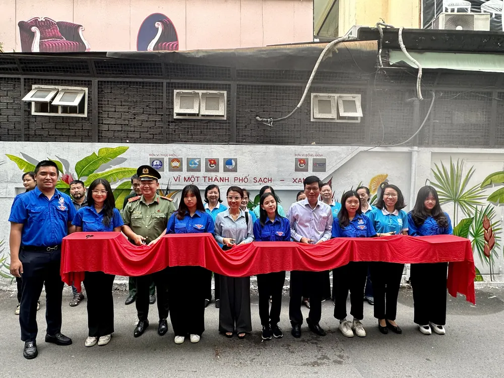 Các đơn vị cắt băng khánh thành mảng tường “Xanh - Sạch - Đẹp” tại góc đường Nguyễn Đình Chiểu - Cây Điệp. Ảnh: CHÍ THẠCH