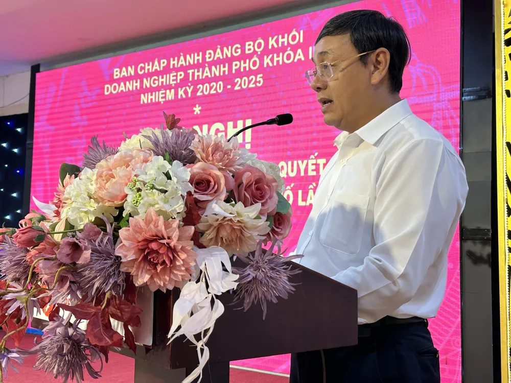 Trưởng Ban Tuyên giáo Đảng ủy Khối Doanh nghiệp TPHCM Nguyễn Cao Lễ báo cáo tại hội nghị. Ảnh: CHÍ THẠCH