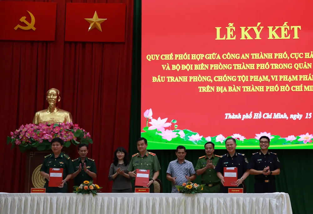 Các đơn vị tại buổi lễ ký kết. Ảnh: CHÍ THẠCH