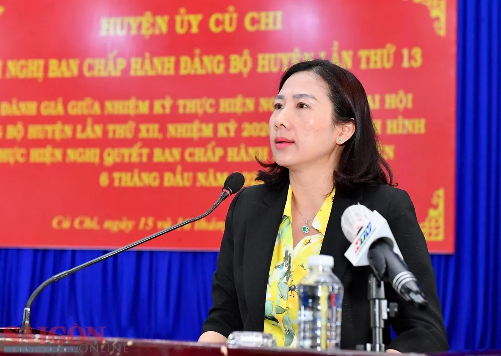 Phó Bí thư Huyện ủy huyện Củ Chi Phạm Thị Thanh Hiền báo cáo tại hội nghị. Ảnh: VIỆT DŨNG