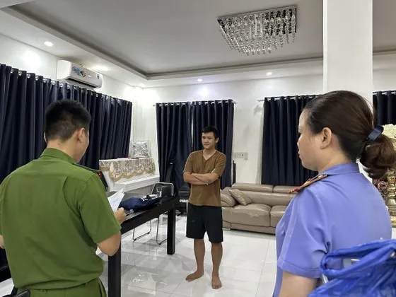 Công an tống đạt quyết định với 1 bị can