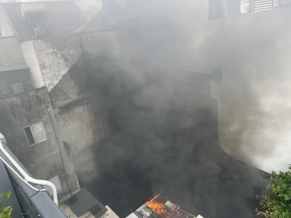 Ngọn lửa bùng cháy dữ dội kèm khói đen bốc cao hàng chục mét. Ảnh: P.N.