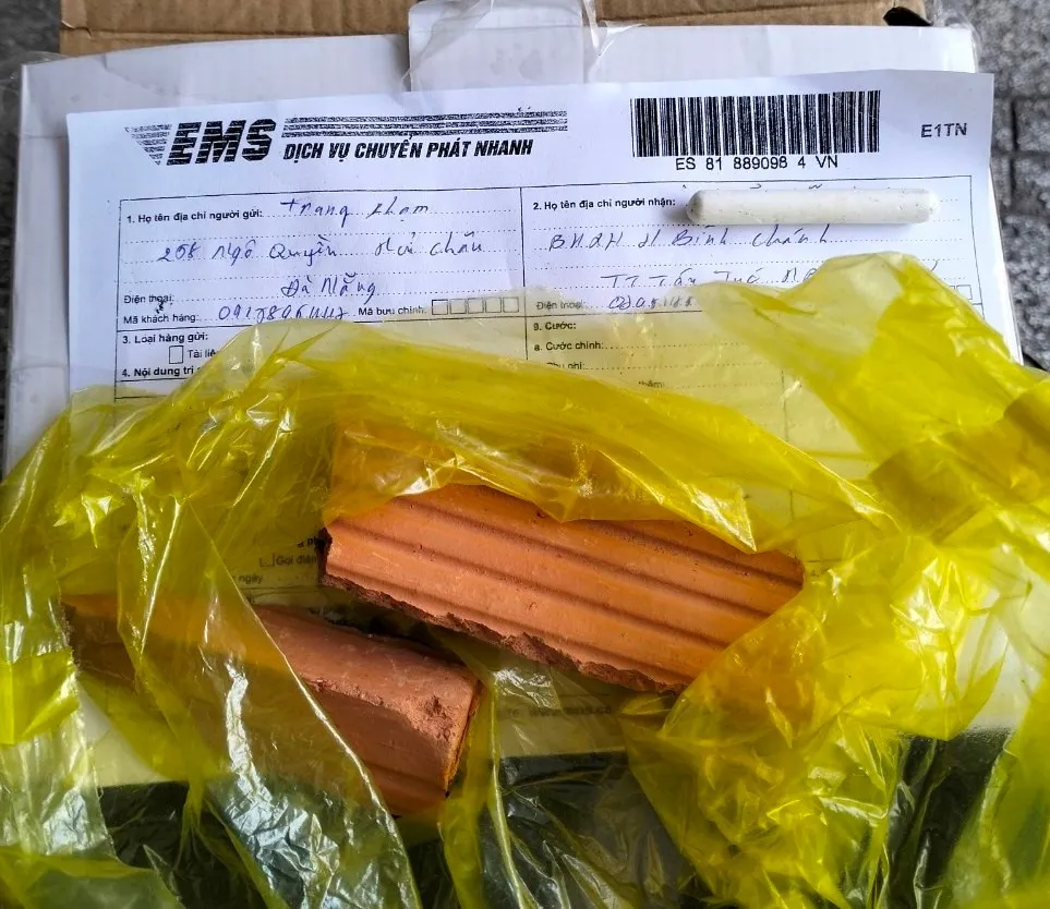 Gói hàng gửi tới Giám đốc BHXH huyện Bình Chánh bên trong cũng là gạch vỡ