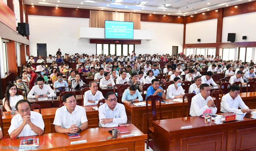 Cử tri tại buổi tiếp xúc. Ảnh: VIỆT DŨNG Cử tri tại buổi tiếp xúc. Ảnh: VIỆT DŨNG