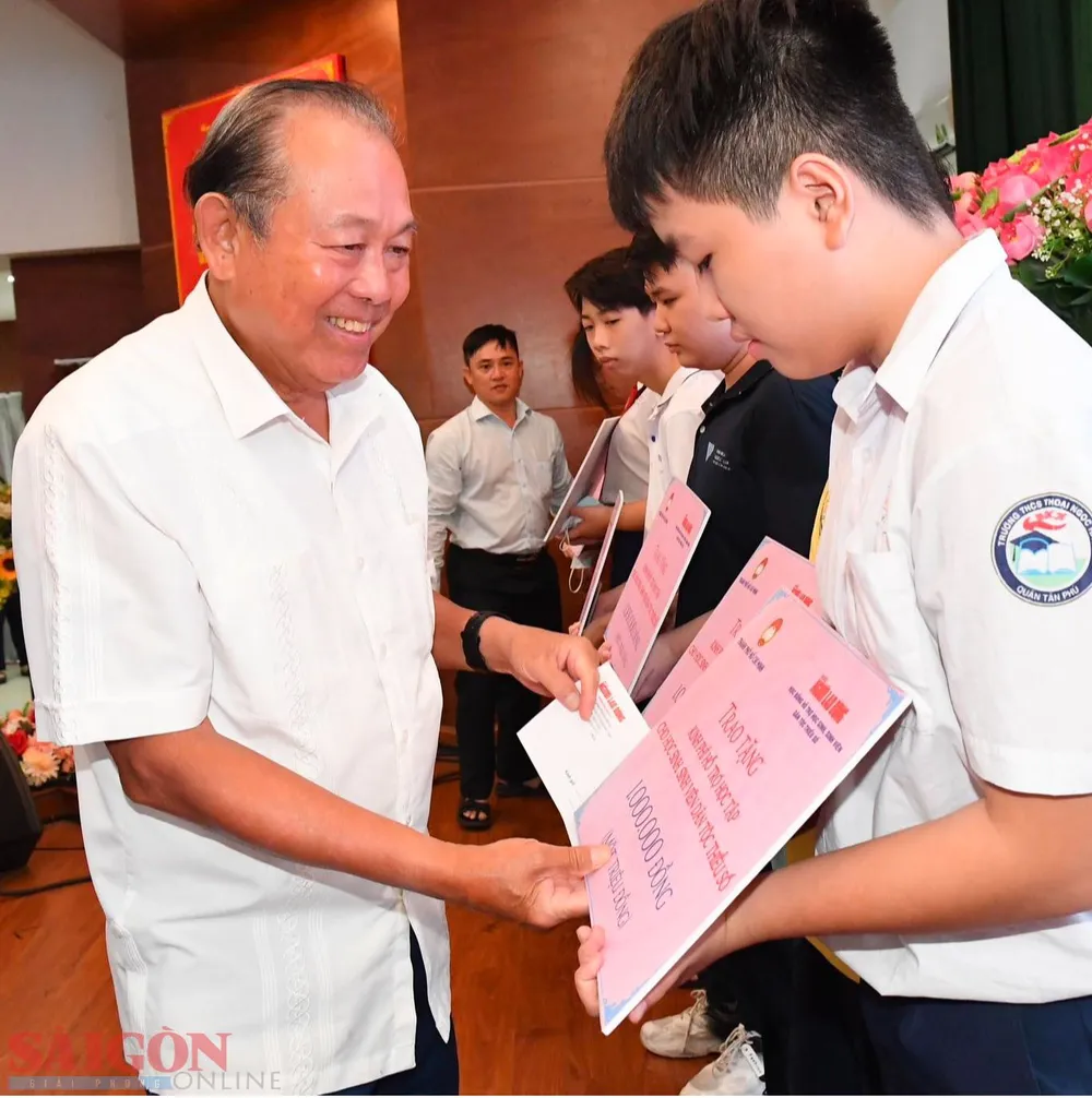 Nguyên Phó Thủ tướng Thường trực Trương Hòa Bình trao kinh phí học tập cho học sinh, sinh viên dân tộc Hoa có hoàn cảnh khó khăn. Ảnh: VIỆT DŨNG