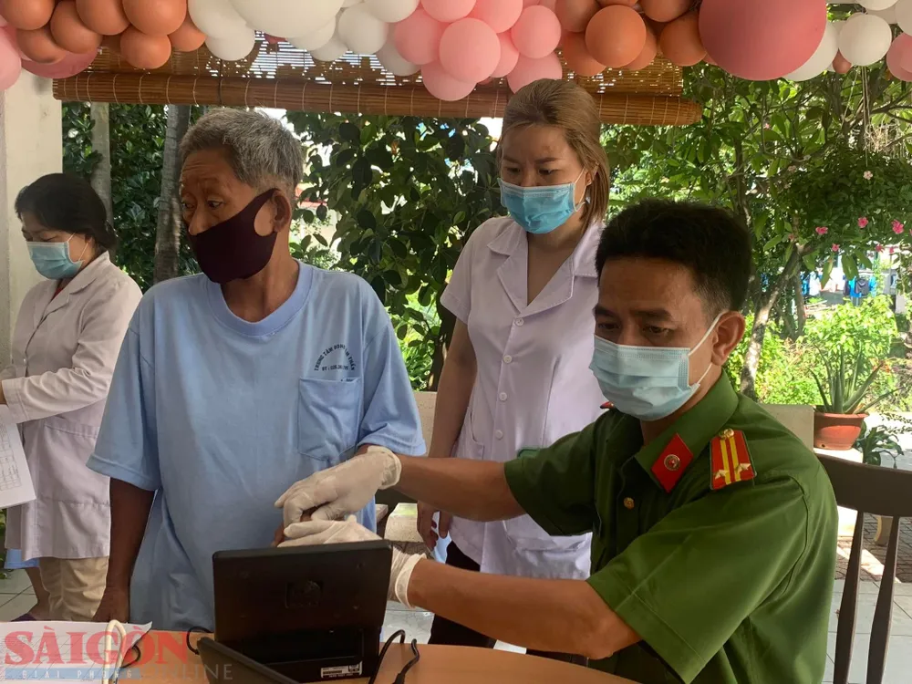 Cán bộ công an làm thủ tục cấp CCCD cho bệnh nhân tâm thần. Ảnh: CHÍ THẠCH