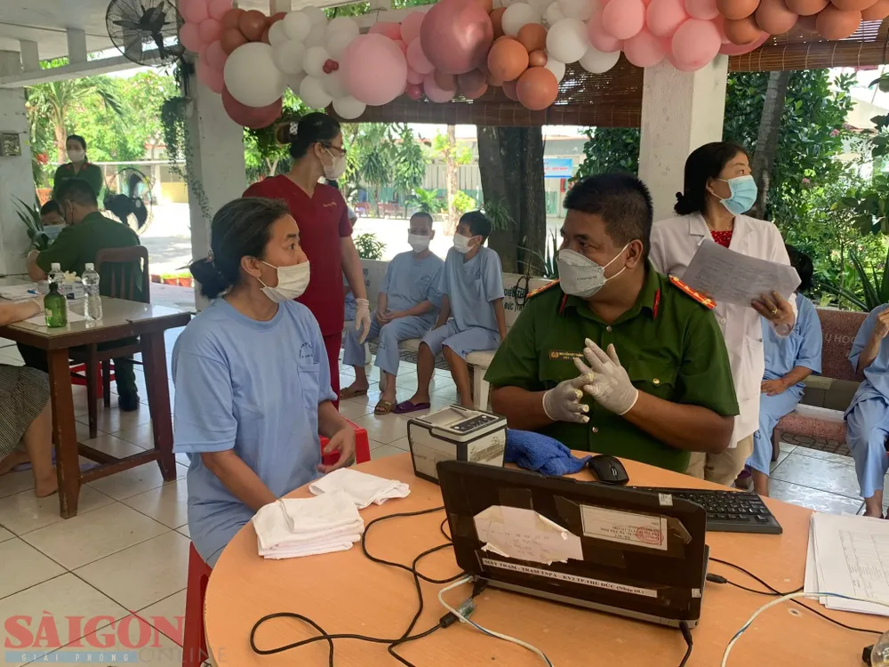 Công an TPHCM làm thủ tục cấp CCCD cho các bệnh nhân tâm thần tại Trung tâm Điều dưỡng người tâm thần Thủ Đức. Ảnh: CHÍ THẠCH