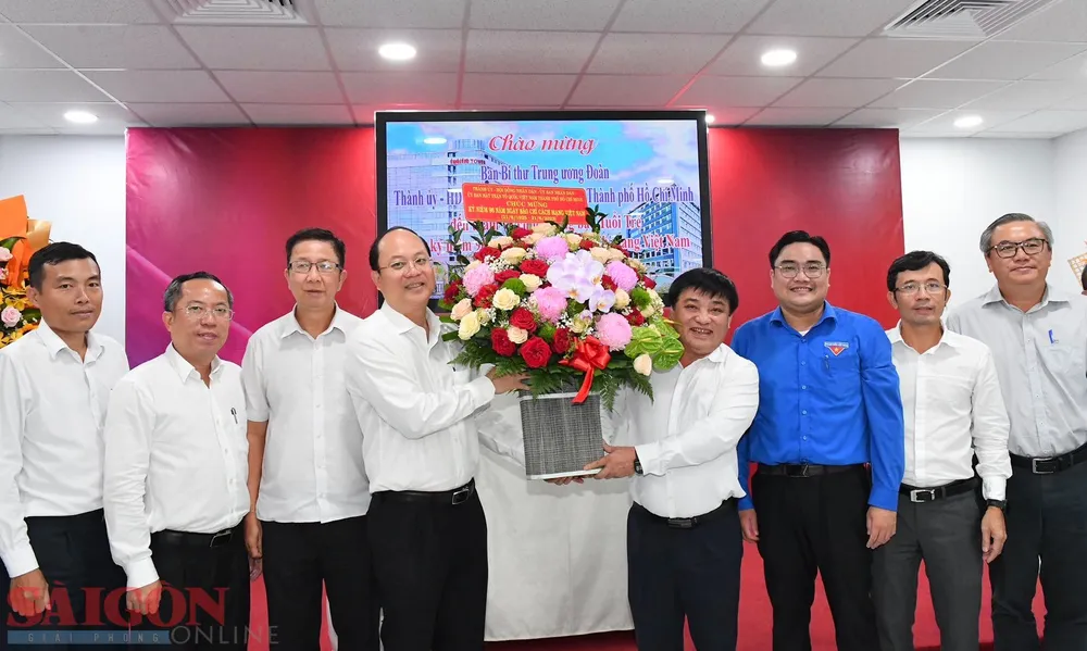 Phó Bí thư Thành ủy TPHCM Nguyễn Hồ Hải thăm, chúc mừng Báo Tuổi Trẻ. Ảnh: VIỆT DŨNG