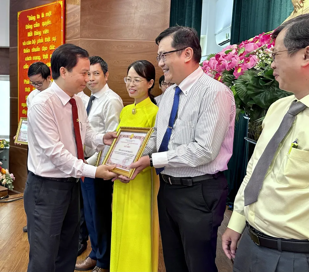 Bí thư Quận ủy quận 6 trao khen giấy khen cho tập thể, cá nhân có thành tích xuất sắc. Ảnh: CHÍ THẠCH