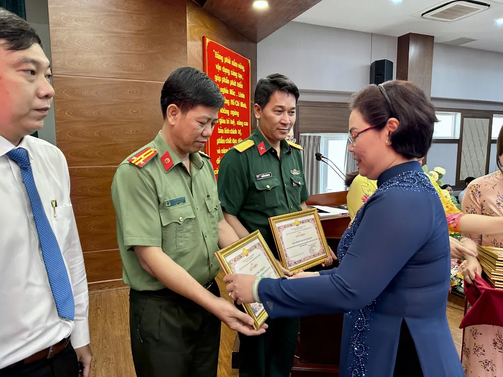 Chủ tịch UBND quận 6 trao giấy khen cho tập thể và cá nhân có thành tích xuất sắc. Ảnh: CHÍ THẠCH