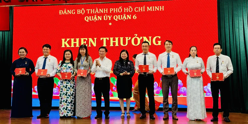 Lãnh đạo TPHCM trao tặng Huy hiệu TPHCM cho 8 cá nhân có thành tích hoàn thành xuất sắc nhiệm vụ liên tục nhiều năm. Ảnh: CHÍ THẠCH