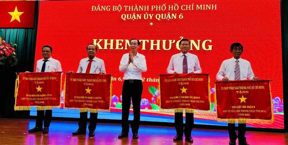 Đồng chí Lê Thanh Liêm trao khen thưởng cho các đơn vị. Ảnh: CHÍ THẠCH