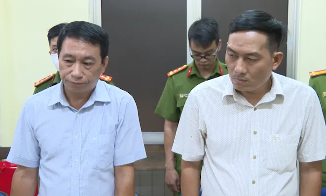 Phó Giám đốc Nguyễn Văn Dương và Trưởng ban đào tạo trung tâm Nguyễn Ngọc Thủy (từ trái qua phải)