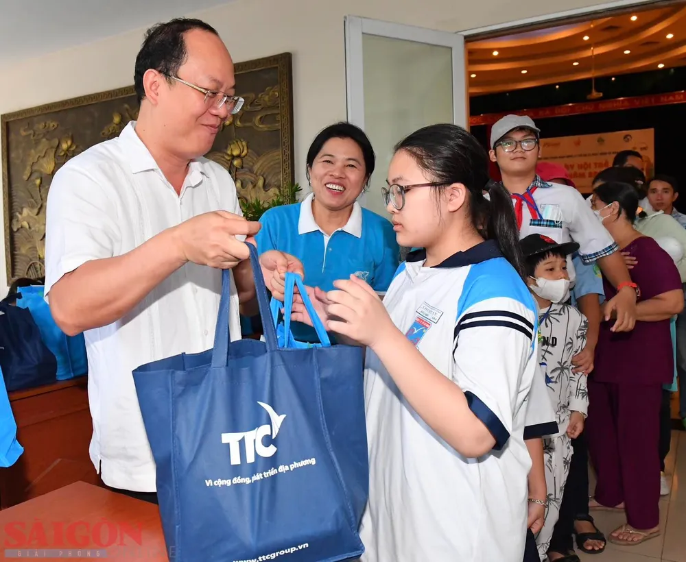 Phó Bí thư Thành ủy TPHCM trao quà cho các em có hoàn cảnh khó khăn. Ảnh: VIỆT DŨNG