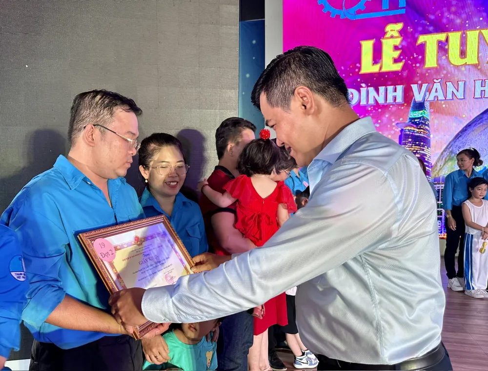 Tuyên dương 40 gia đình văn hóa, gia đình hạnh phúc tiêu biểu  ảnh 1