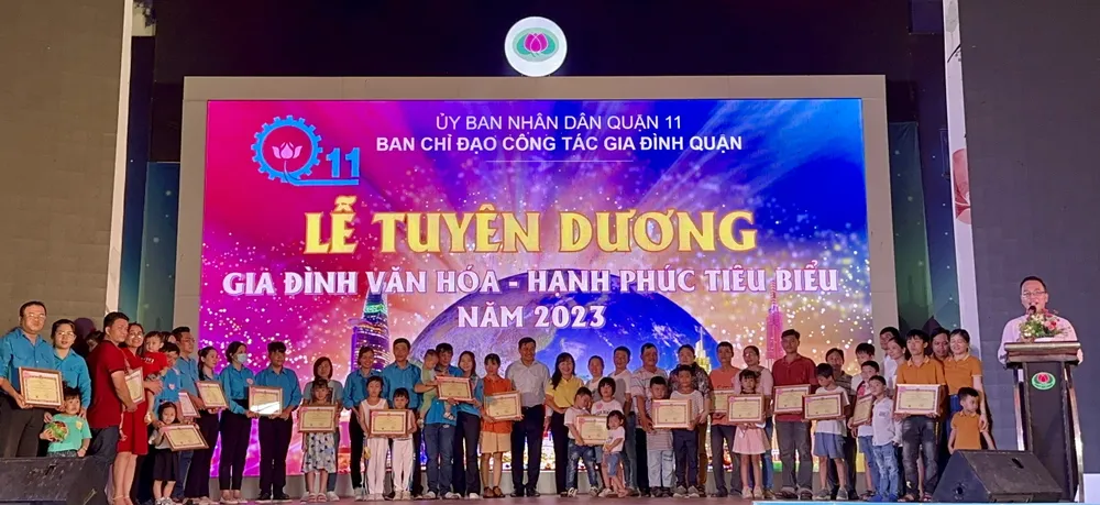 Lãnh đạo quận 11 trao giấy khen tuyên dương 40 gia đình văn hóa, gia đình hạnh phúc tiêu biểu ở quận 11. Ảnh: CHÍ THẠCH 