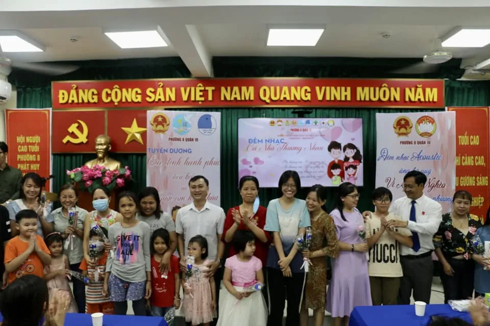 Các em thiếu nhi tặng hoa cho cha mẹ nhân ngày "Gia đình Việt Nam"