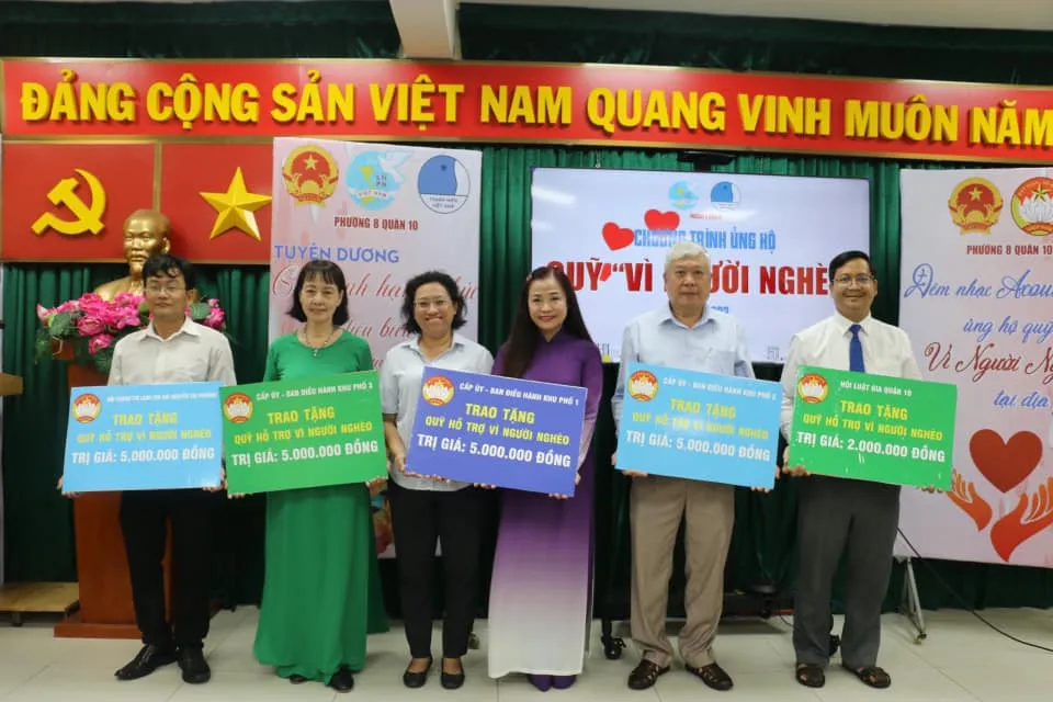 Các đơn vị trao tặng quỹ "Vì người nghèo"