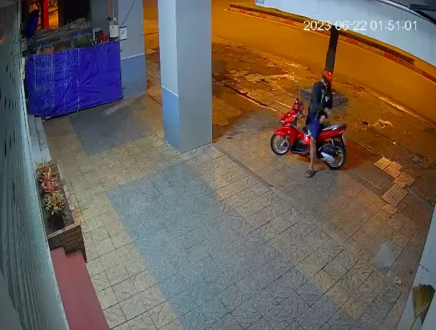 Hình ảnh Lộc tạt sơn vào nhà ông D