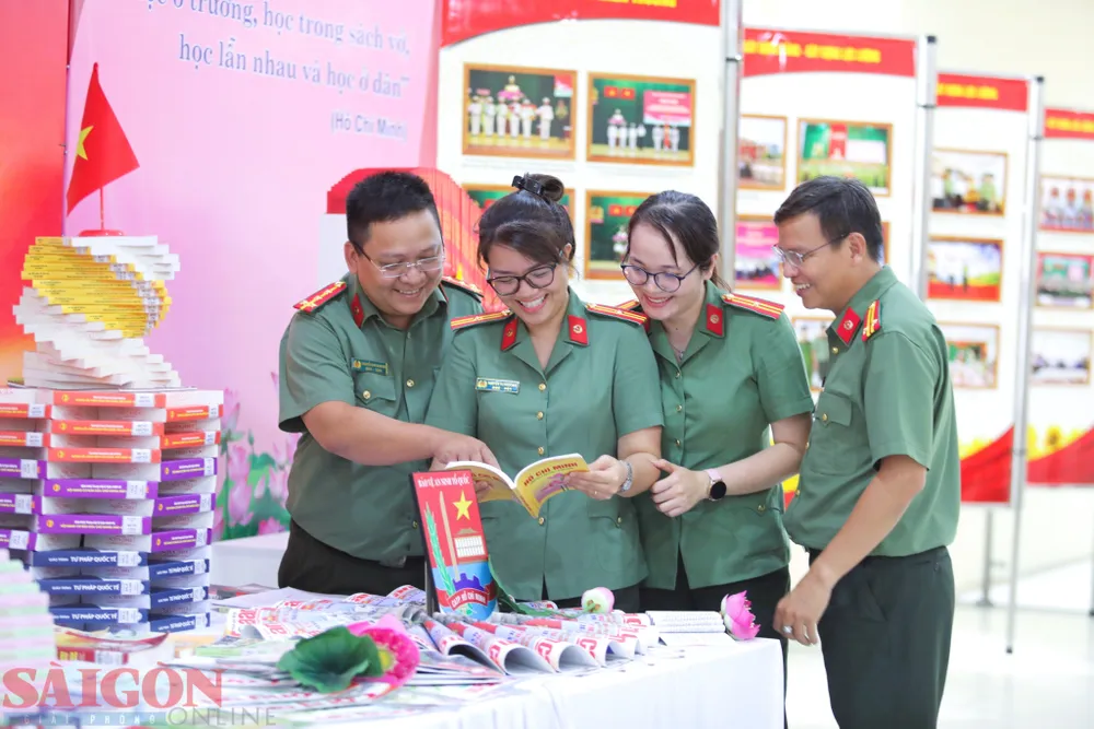 Cán bộ chiến sĩ Công an TPHCM tham quan trưng bày sách "Bác Hồ - niềm tin yêu qua từng trang sách” ở trụ sở Công an TPHCM. Ảnh: NGUYỄN TRANG