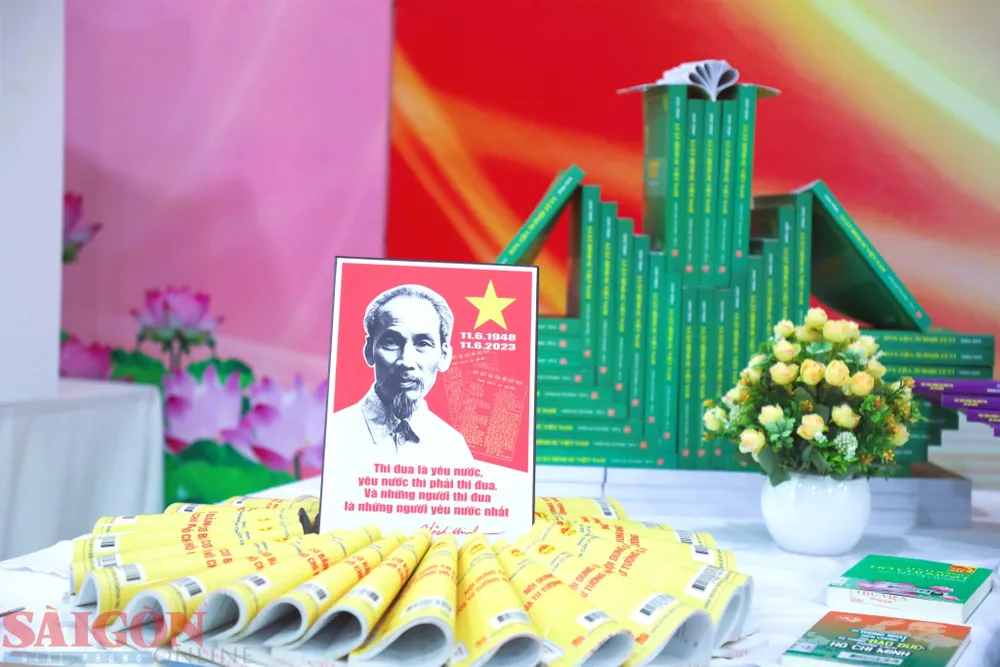 Khu vực trưng bày sách "Bác Hồ - niềm tin yêu qua từng trang sách” ở trụ sở Công an TPHCM. Ảnh: NGUYỄN TRANG