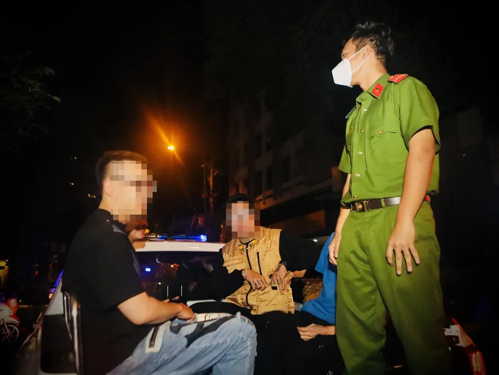 Công an đưa hơn 100 người về trụ sở kiểm tra