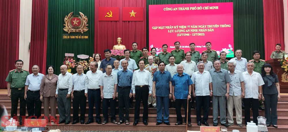 Các đồng chí lãnh đạo, nguyên lãnh đạo cùng đại biểu và cán bộ, chiến sĩ lực lượng An ninh Công an TPHCM chụp hình lưu niệm tại buổi gặp mặt
