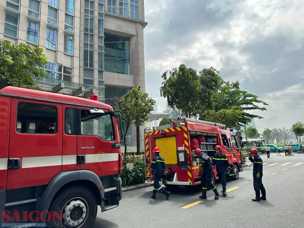 Công an TPHCM điều động gần 200 xe chữa cháy cùng hàng trăm cán bộ chiến sĩ có mặt chữa cháy. Ảnh: CHÍ THẠCH