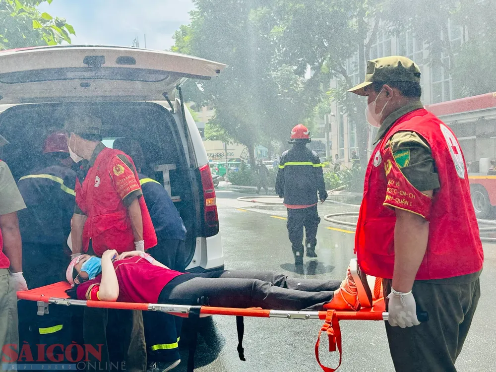 Người bị thương mắc kẹt được đưa ra ngoài chuyển cấp cứu. Ảnh: CHÍ THẠCH