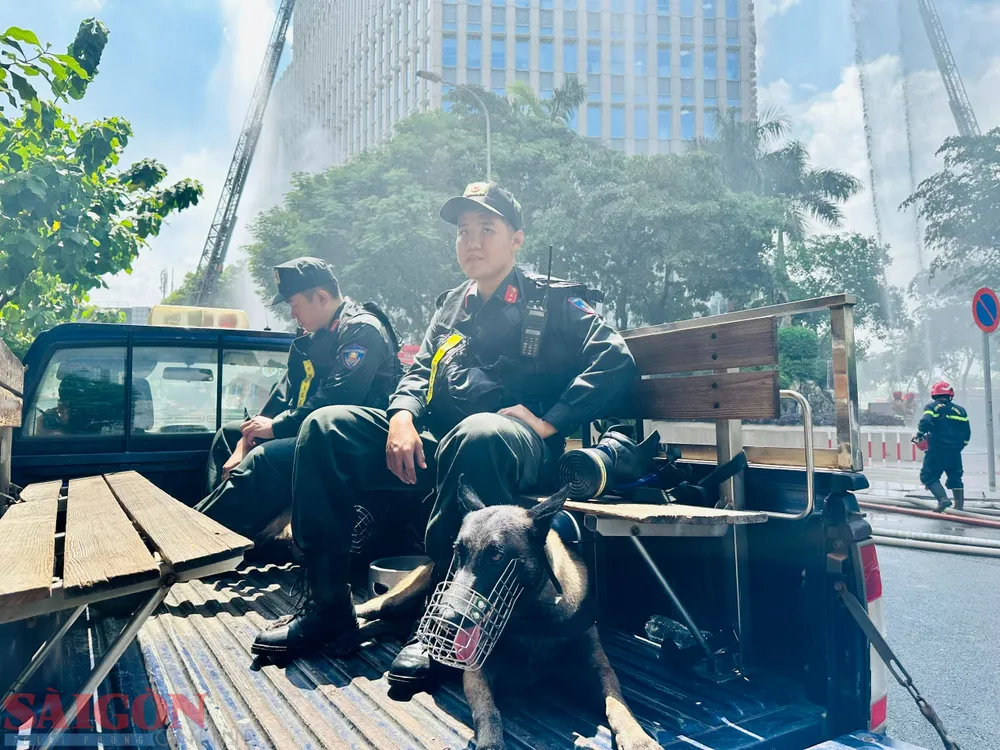 Huy động cảnh sát cơ động và chó nghiệp vụ để tham gia giải cứu người mắc kẹt. Ảnh: CHÍ THẠCH