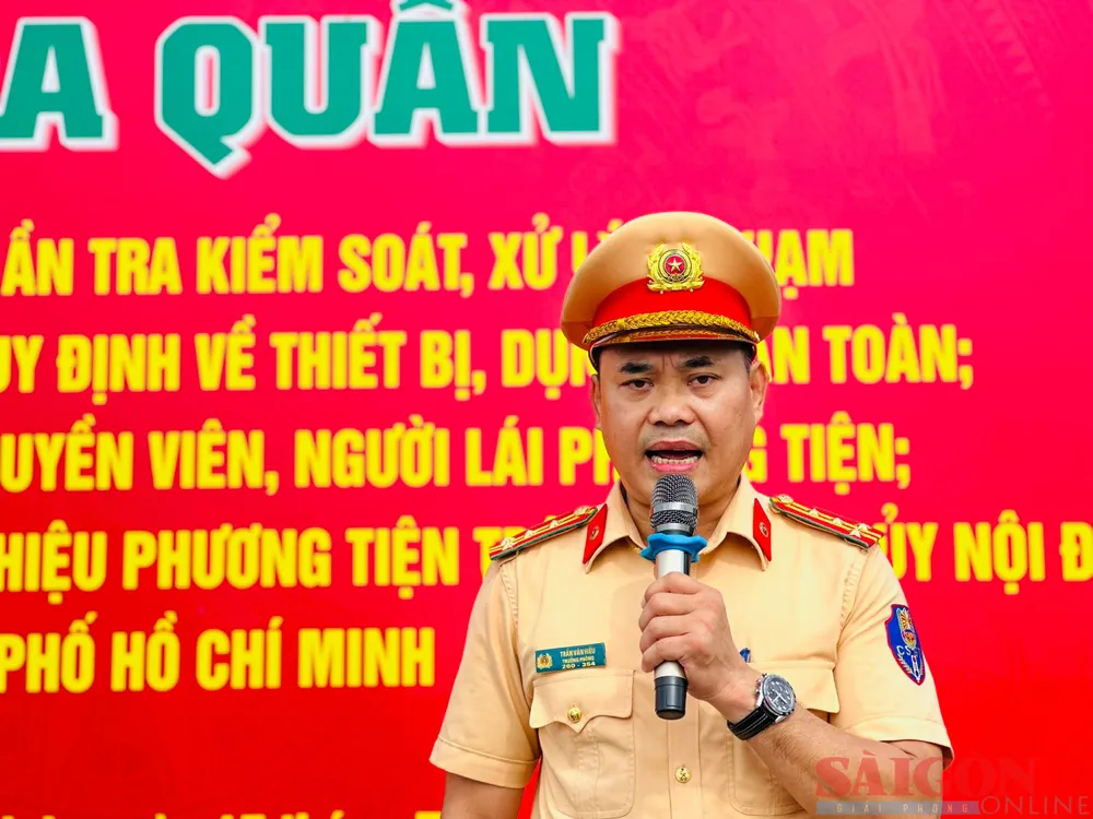 Đại tá Trần Văn Hiếu, Trưởng phòng PC08B phát biểu tại lễ ra quân. Ảnh: CHÍ THẠCH