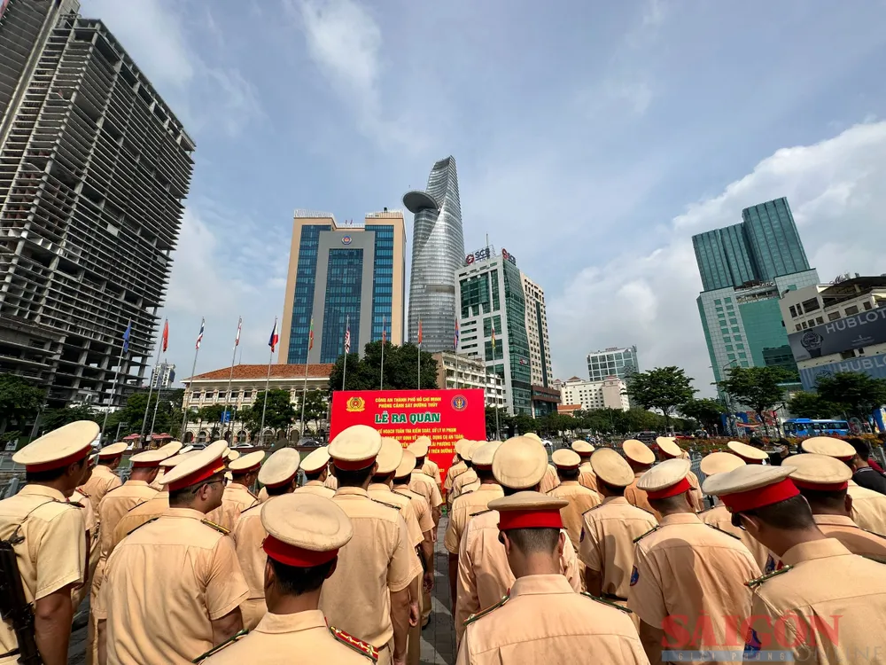 Các đơn vị tại lễ ra quân. Ảnh: CHÍ THẠCH