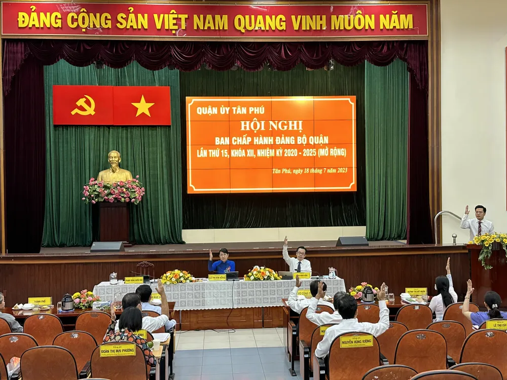 Các đại biểu thông qua chương trình hội nghị Ban Chấp hành Đảng bộ quận Tân Phú lần thứ 15, khóa XII, nhiệm kỳ 2020-2025 (mở rộng). Ảnh: CHÍ THẠCH