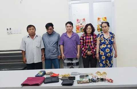 Nhóm đối tượng cùng tang vật tại công an
