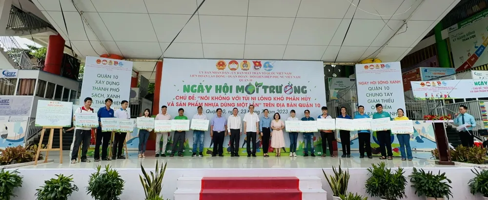 UBND quận 10 đã ra mắt 14 điểm tiếp nhận túi ni lông và chất thải nhựa ở 14 phường trên địa bàn quận. Ảnh: CHÍ THẠCH