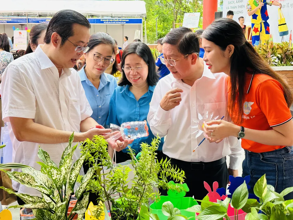 Lãnh đạo quận 10 tham quan các gian hàng tại Ngày hội môi trường với chủ đề “Nói không với túi ni lông khó phân hủy và sản phẩm nhựa dùng một lần” trên địa bàn năm 2023. Ảnh: CHÍ THẠCH