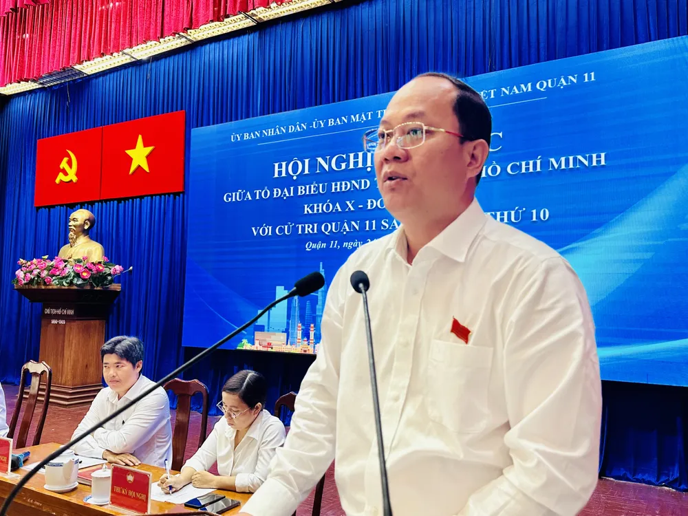 Phó Bí thư Thành ủy TPHCM Nguyễn Hồ Hải phát biểu tại hội nghị tiếp xúc cử tri quận 11. Ảnh CHÍ THẠCH