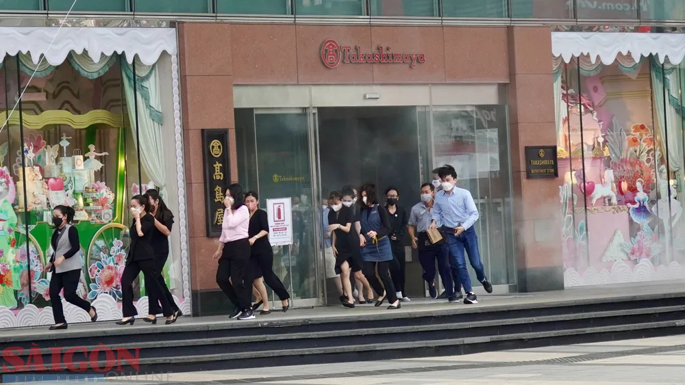 Phát hiện cháy, nổ nhiều khách cùng nhân viên tìm cách thoát ra khỏi tòa nhà. Ảnh: HOÀNG HÙNG