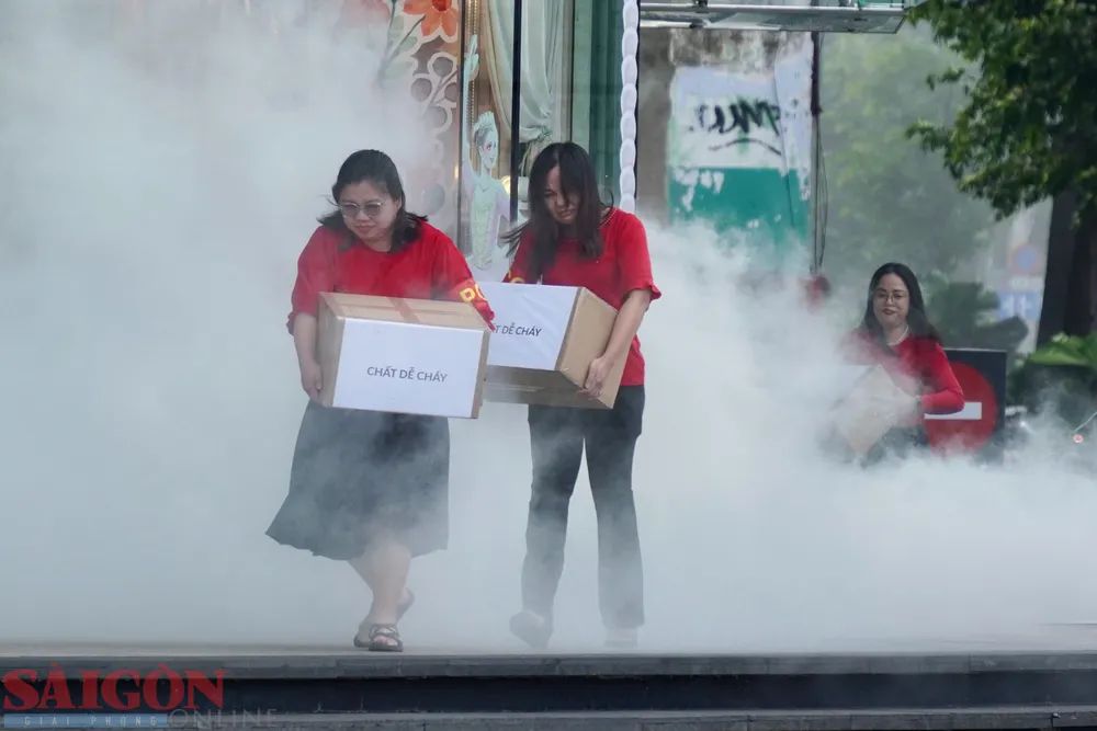 Lực lượng PCCC tại chỗ của toà nhà đã phát chuông báo động, hướng dẫn người dân thoát nạn theo lối thoát hiểm thang bộ. Ảnh: HOÀNG HÙNG