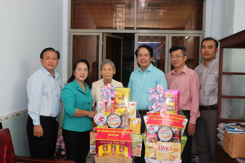 Chủ tịch Ủy ban MTTQ Việt Nam TPHCM Trần Kim Yến thăm, tặng quà bà Nguyễn Thị Hồng Hạnh