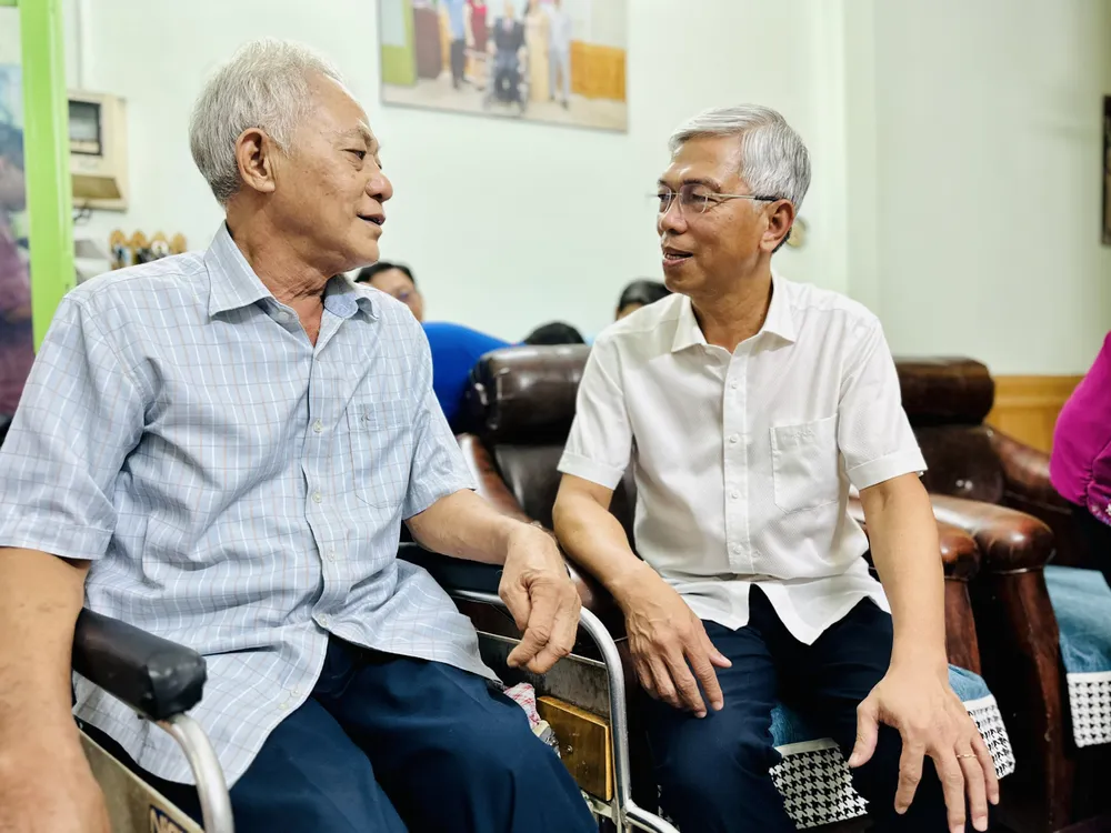Phó Chủ tịch UBND TPHCM Võ Văn Hoan trò chuyện với thương binh đặc biệt Vũ Hồng Thái. Ảnh: CHÍ THẠCH