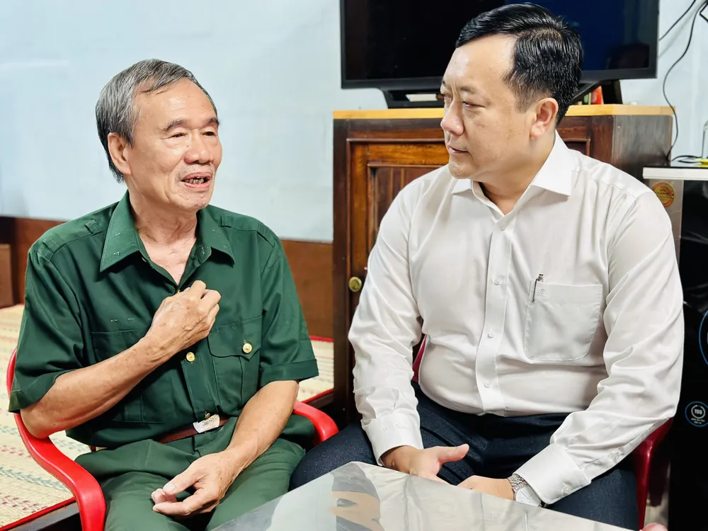 Phó Trưởng đoàn chuyên trách Đoàn đại biểu Quốc Hội TPHCM Hà Phước Thắng ân cần hỏi thăm thương binh Nguyễn Đình Tường. Ảnh: CHÍ THẠCH